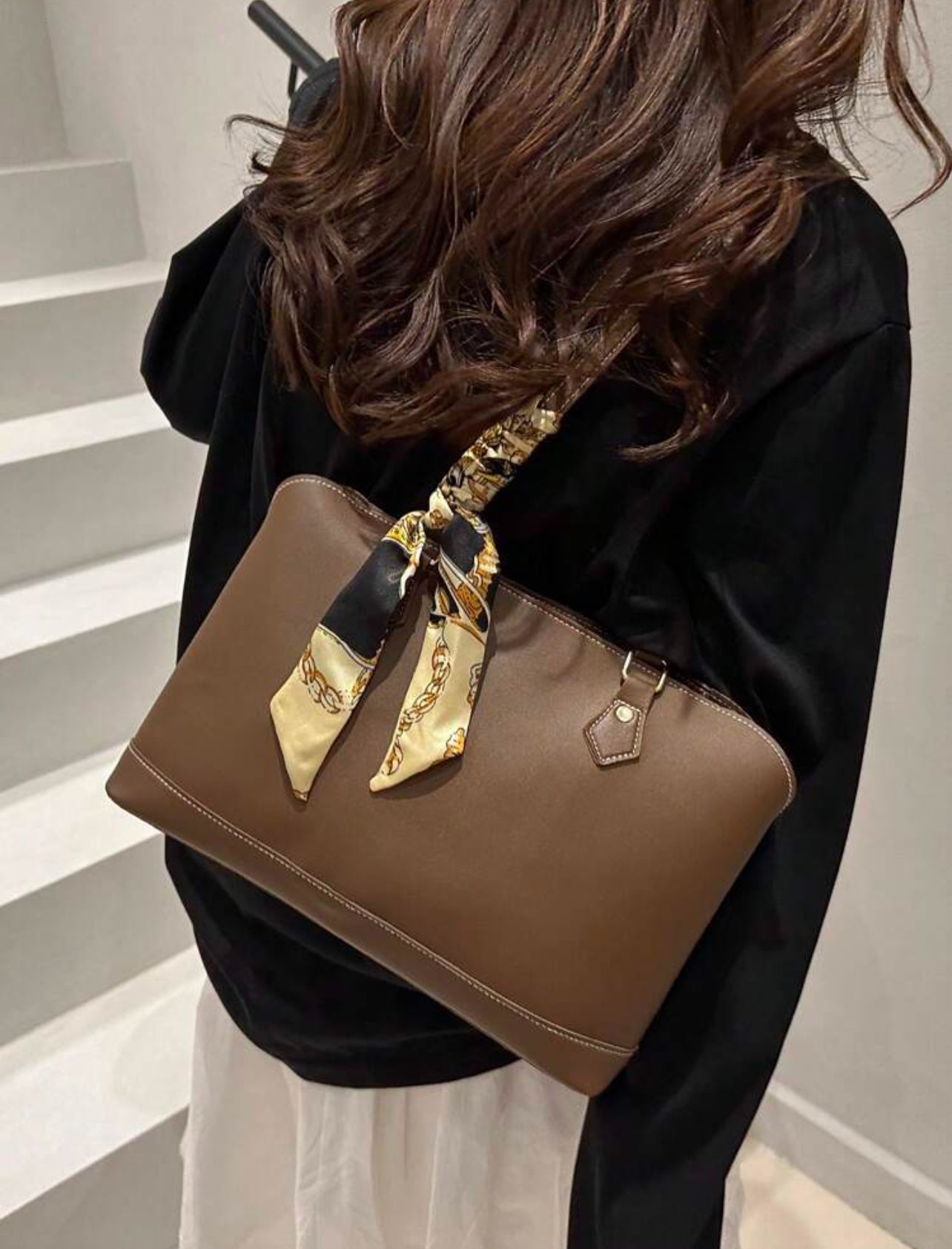 sac à main marron avec attache