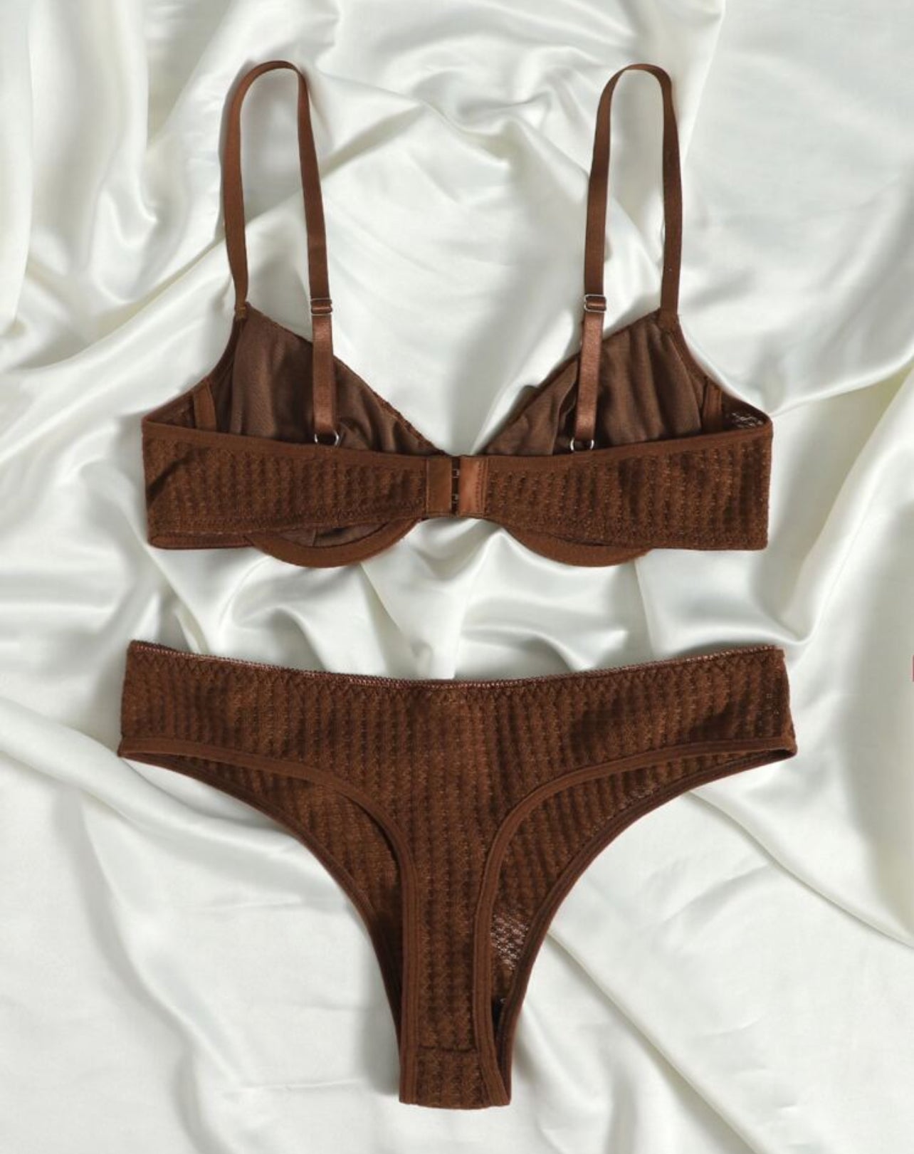 sous vêtement marron