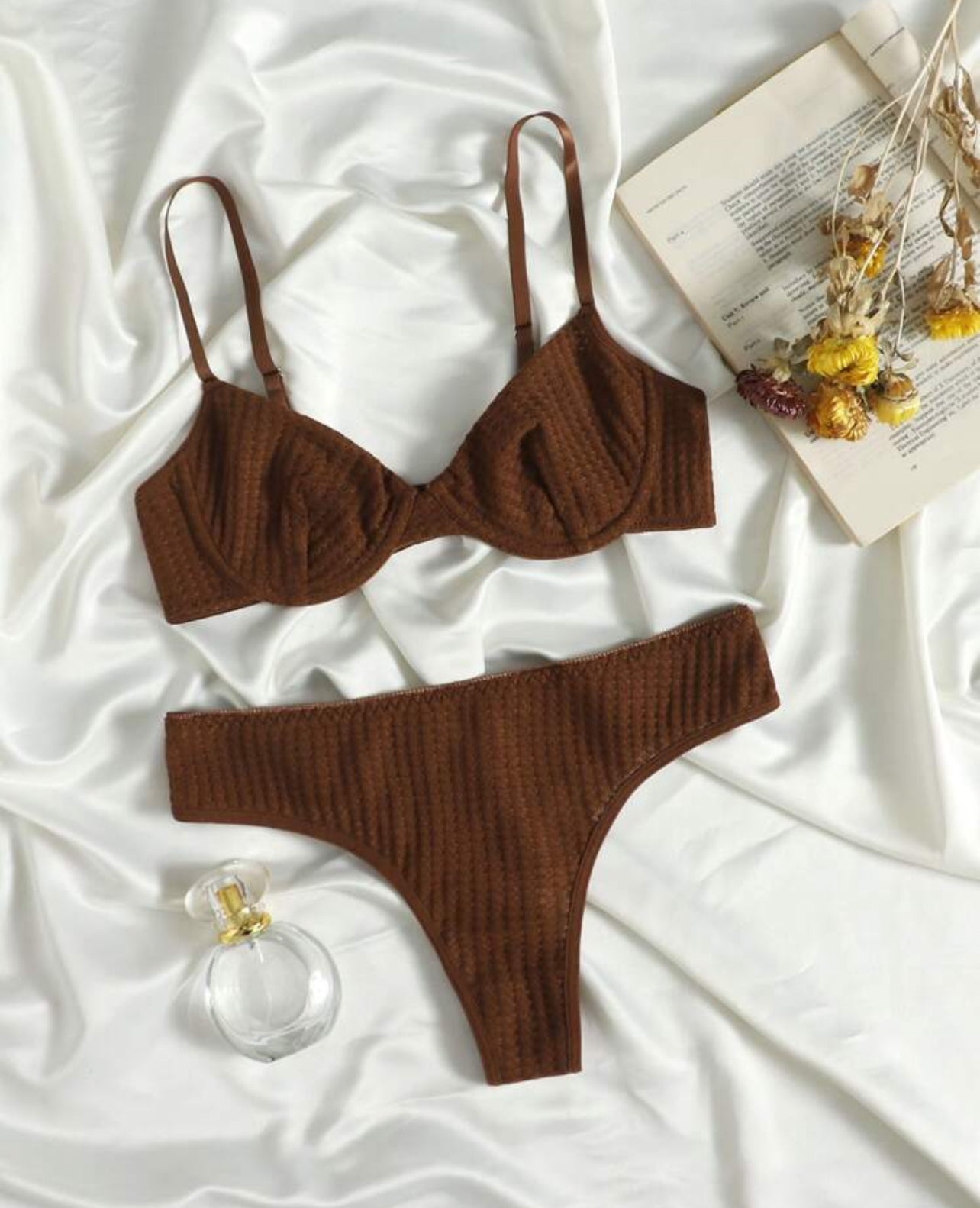 sous vêtement marron