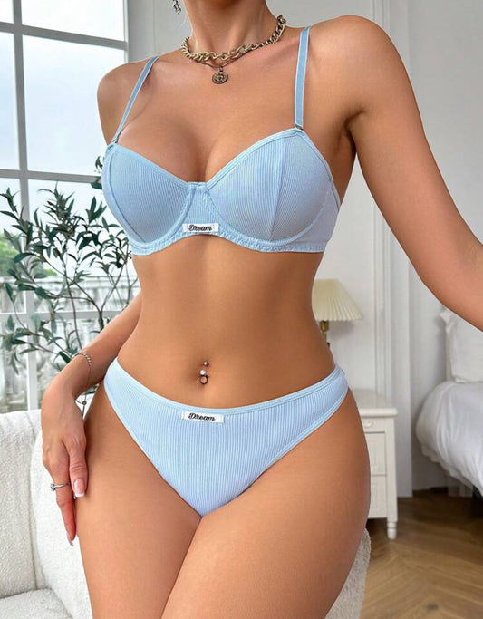 sous vêtement bleu ciel