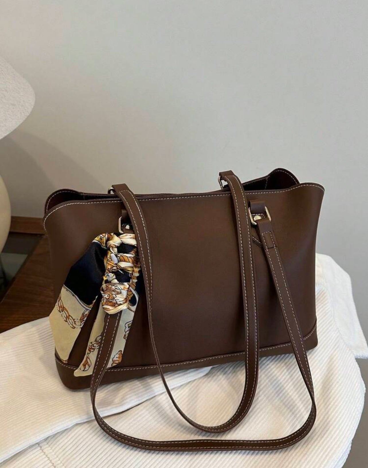 sac à main marron avec attache